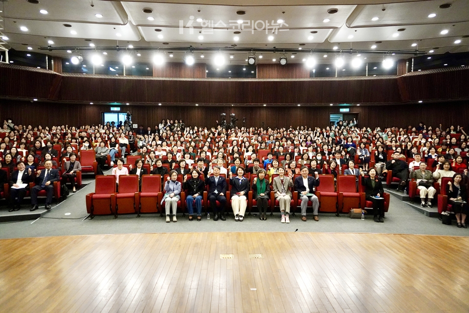 10일 국회도서관 대강당에서 열린 ‘간호법 하위법령 제정을 위한 정책토론회’에서 참석자들이 기념 사진을 찍고 있다. 2025.04.10.