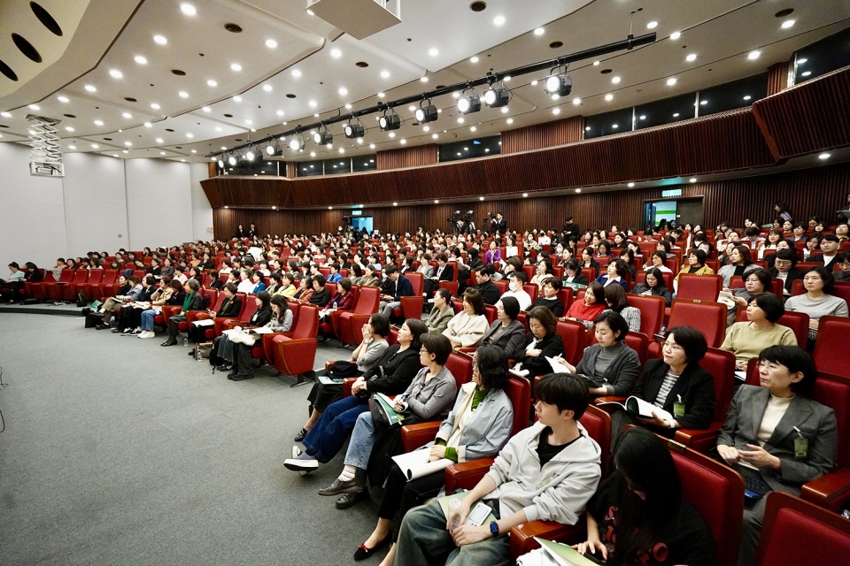 10일 국회도서관 대강당에서 열린 ‘간호법 하위법령 제정을 위한 정책토론회’에서 방청객들이 토론자들의 발언을 경청하고 있다. 2025.04.10.