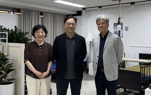 (왼쪽부터)서혜원 치구협 총무이사, 이준호 그레이스케일 대표이사, 임지준 치구협회장.